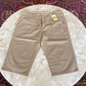 NWT Levi’s Tab Twills Khaki Capri Crop Pants